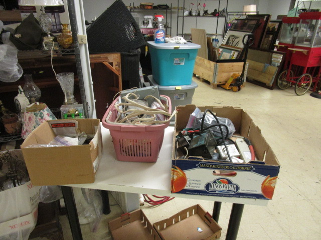 lot 565 image: ELECTRICAL TIMERS, POWER STRIPS AND MORE