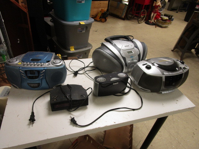 lot 570 image: PORTABLE RADIOS AND ALARM CLOCKS