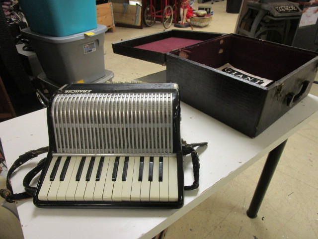 lot 573 image: FRANCINI ACCORDION