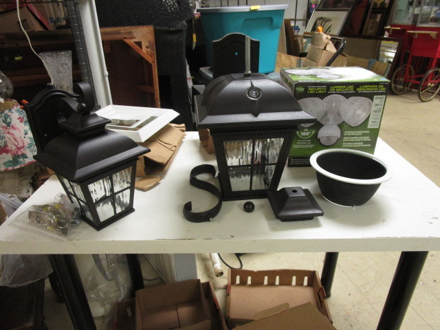lot 576 image: EXTERIOR LIGHTS AND SECURITY LIGHT