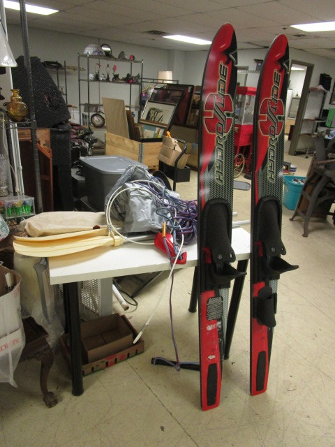 lot 577 image: NASH HYDROSLIDE WATER SKIS WITH TOW ROPE AND POOL FLOAT LOUNGER