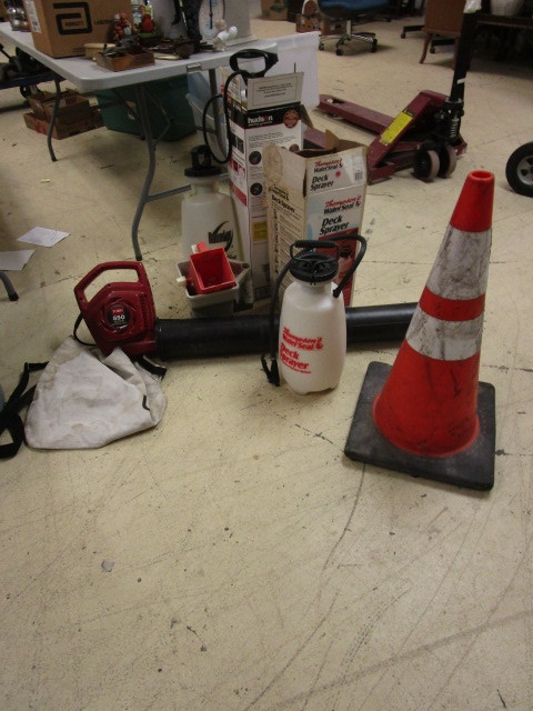 lot 581 image: TORO LEAF BLOWER, HAND SPRAYERS AND MORE