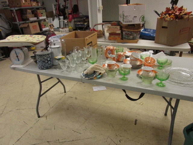 lot 582 image: DESSERT DISHES, TEA CHINA AND MORE