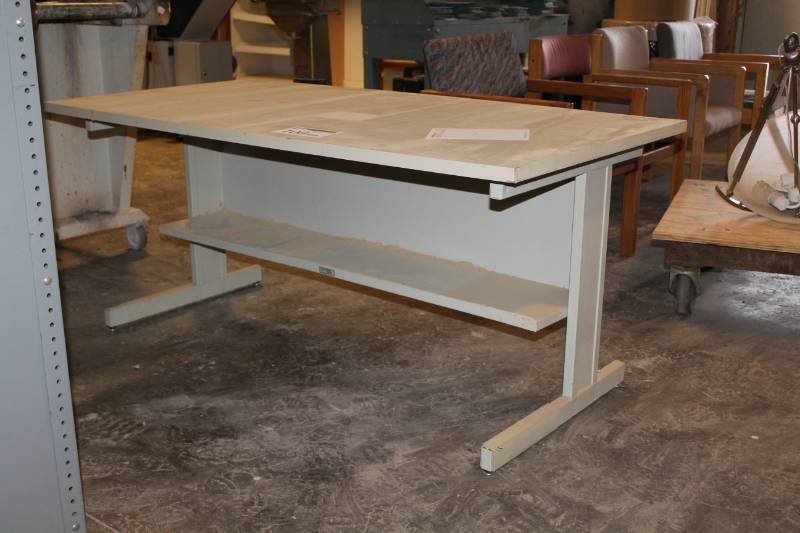 lot 100 image: Computer Desk