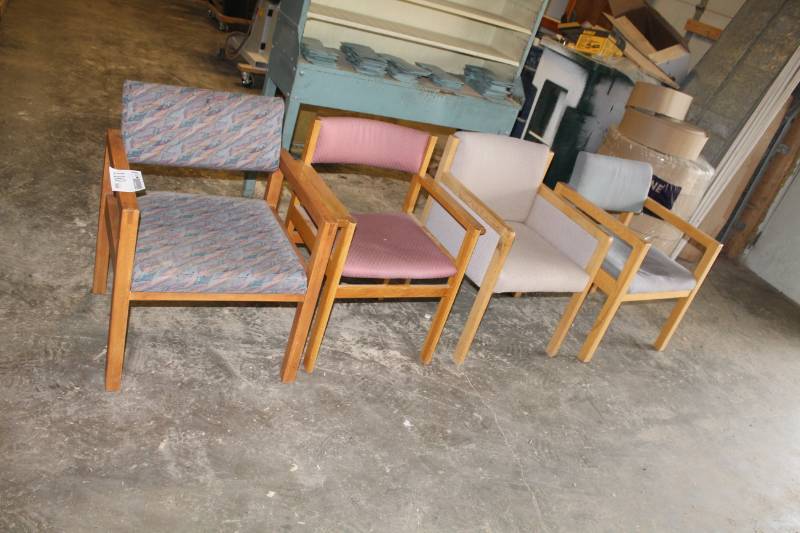 lot 110 image: Lot of (4) Padded Entry Chairs