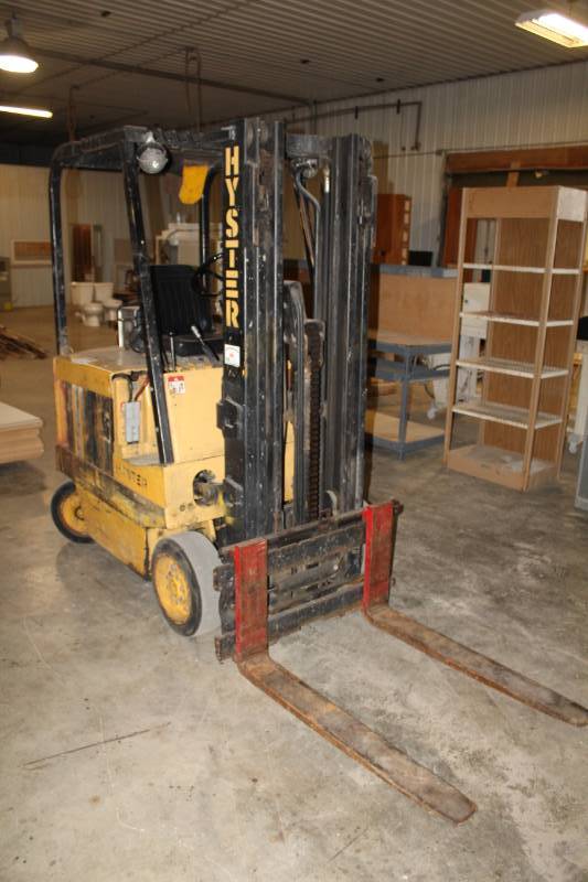 lot 2 image: Hyster Industrial 4000 Pound Lift Capacity Electric Forklift