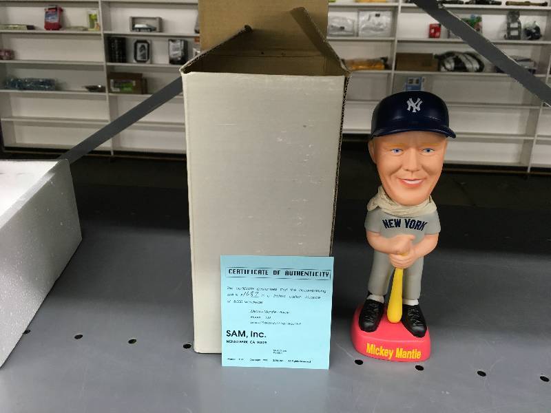 lot 518 image: Mickey Mantle Porcelain Bobble Head