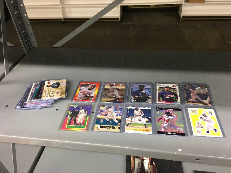 lot 521 image: 25 Kirby Puckett Cards