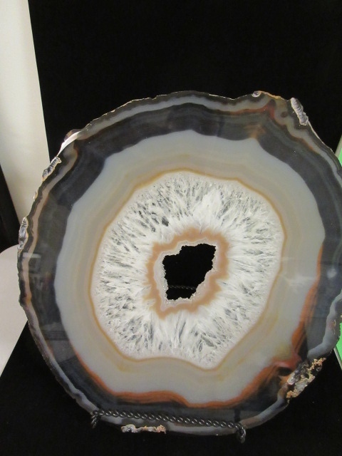 lot 625 image: LARGE POLISHED AGATE SLICE ON STAND