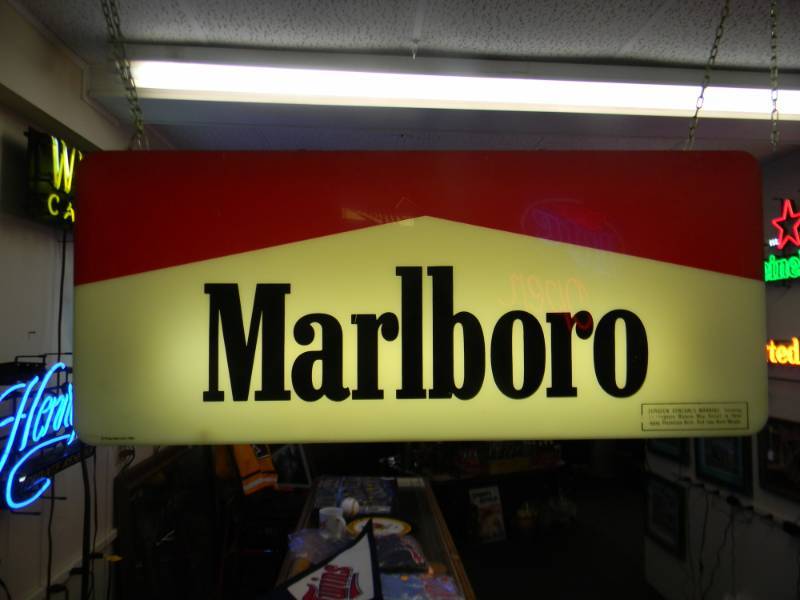 lot 23 image: VINTAGE MARLBORO DOUBLE SIDED LIGHT SIGN - RARE - WORKS GREAT - APPROX 29 BY 12 - SEE PICTURES