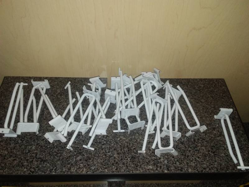 lot 12 image: Slat wall scanner hooks,  - 24.