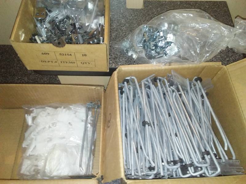 lot 38 image: Metal pegboard hooks and bases - 50.