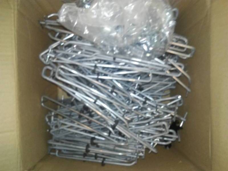 lot 40 image: Metal pegboard hooks and bases - 60.