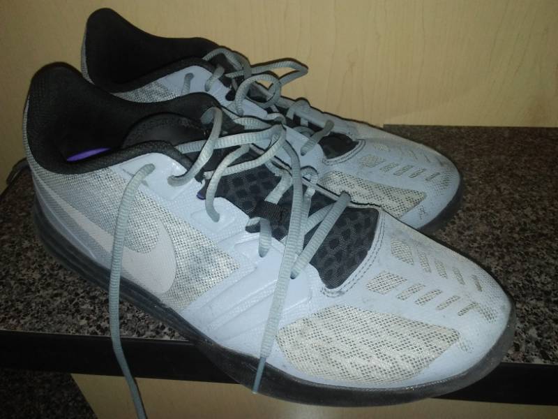lot 75 image: Nike lightweight tennis shoe - mens size 12.