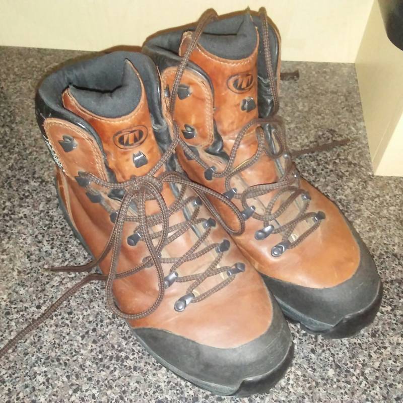 lot 77 image: Techni dry mens work boot- mens size.