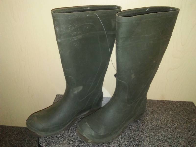 lot 82 image: Khaki green rubber rain  Garden boots - new.