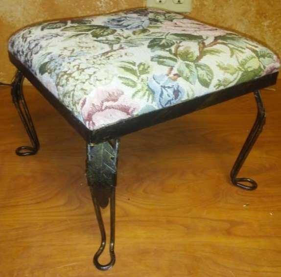 lot 93 image: Floral Tuffet  Stool with metal frame and legs.
