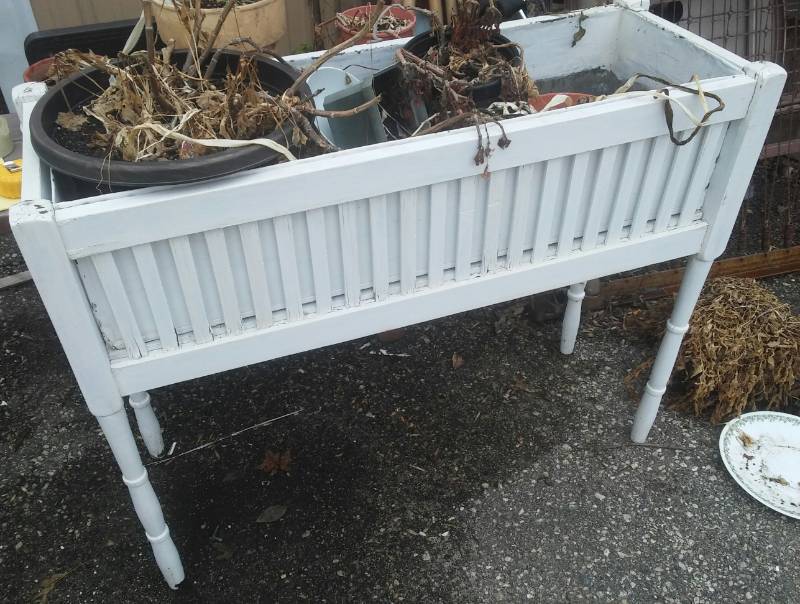 lot 102 image: IndoorOutdoor Planter.