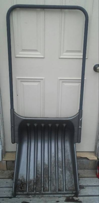 lot 108 image: Maxi Shovel Snow shovel  Excellent