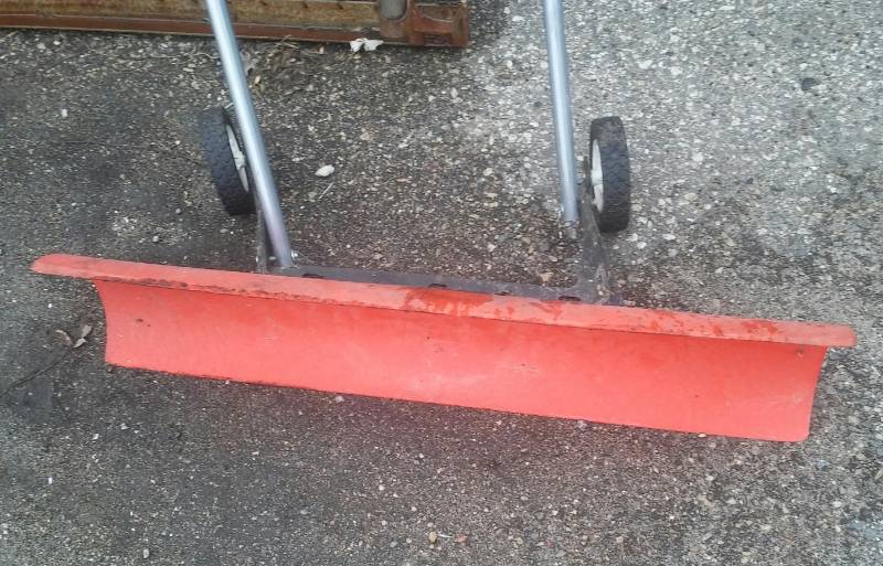 lot 109 image: Flip Flop Wheeled Snow Shovel