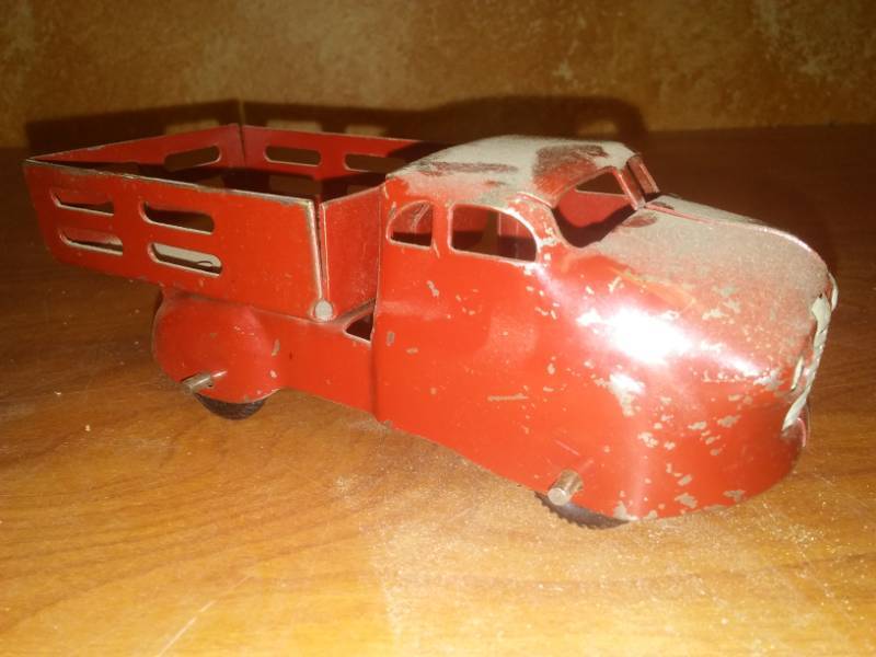 lot 124 image: Vintage Metal Cattle Livestock truck, rubber tires, circa 1950s