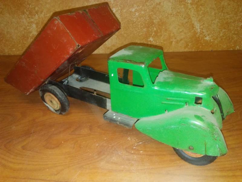 lot 125 image: Vintage Metal Dump Truck, circa 1940s