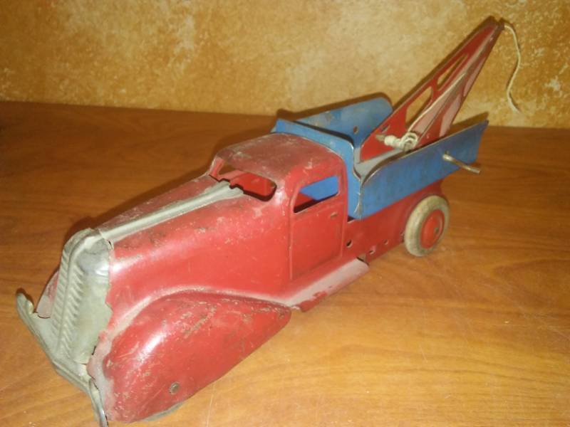 lot 130 image: Vintage Tow Truck Wrecker with crank and string.