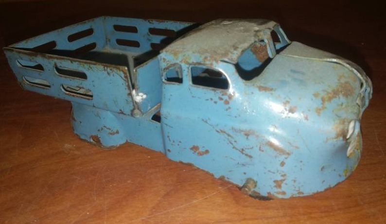 lot 132 image: Wyandotte Livestock truck, 6 in., metal, circa 40s