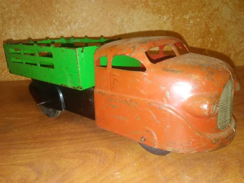 lot 133 image: Vintage Wyandotte Livestock truck, 40s