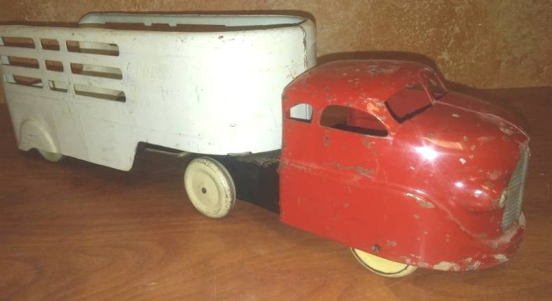 lot 134 image: Vintage Wyandotte Cattle Livestock Tractor Trailer Semi, 40s.