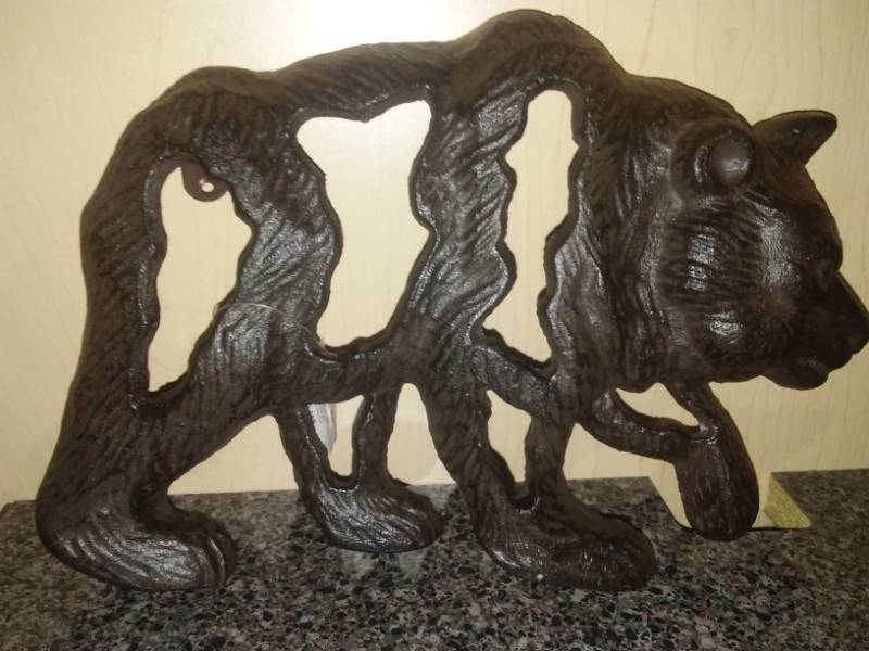 lot 157 image: Cast Bear Wall Dcor 3D Wall Hanging  New and Heavy