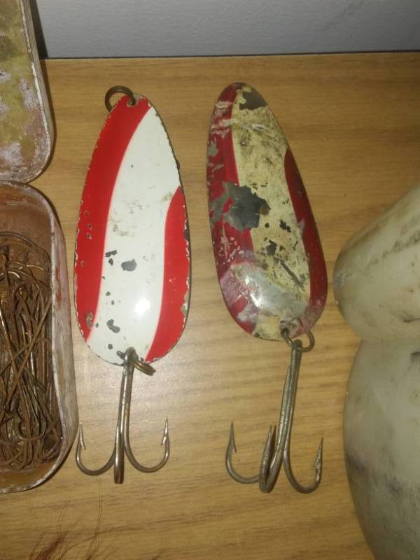 lot 189 image: Fishing Lures, Minnow Bucket, Filet Knife