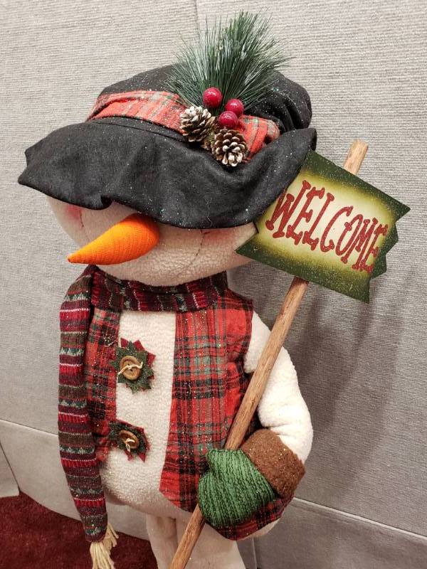 lot 198B image: Adorable 4 Tall Snowman Figure