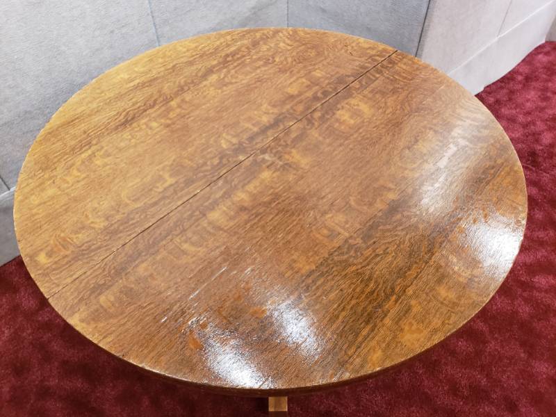 lot 210 image: Gorgeous Quarter Sewn Tiger Oak Antique Pedestal Dining Table on Castors