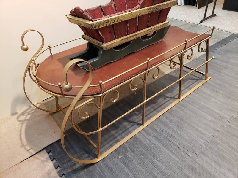 lot 212 image: 4 Foot Long Sleigh & Smaller Sleigh Display Items