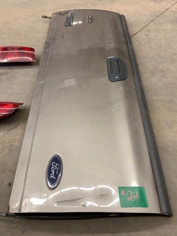 lot 24 image: Ford F.250 Tailgate & Tail Lights