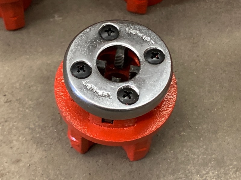lot 32 image: Unused 7-Piece Pipe Threading Kit