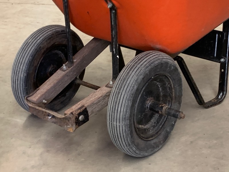 lot 6A image: True Temper Wheel Barrow