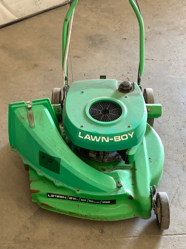lot 19 image: Lawn Boy 21 Lawn Mower