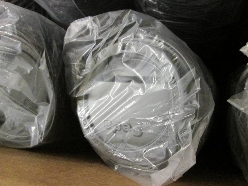 lot 64 image: Case of 1000 Black Lids for 24 oz S...