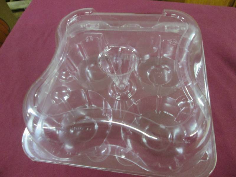 lot 68 image: Case of 300 Jumbo Muffin 4ct Plasti...