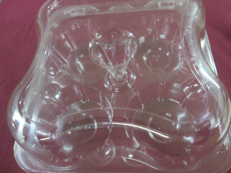 lot 70 image: Case of 300 Jumbo Muffin 4ct Plasti...