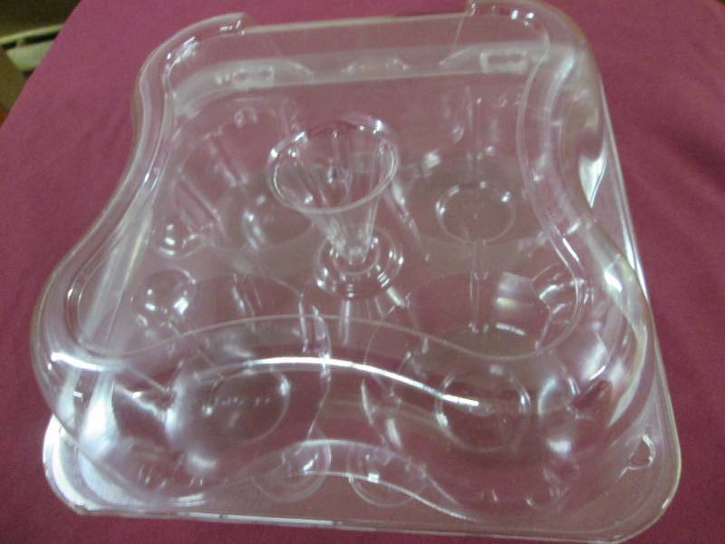 lot 71 image: Case of 300 Jumbo Muffin 4ct Plasti...