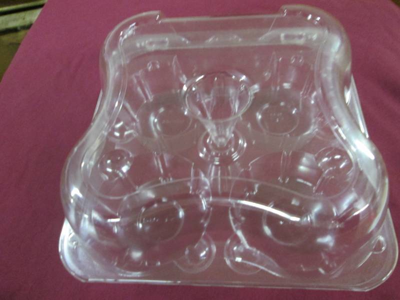 lot 73 image: Case of 300 Jumbo Muffin 4ct Plasti...
