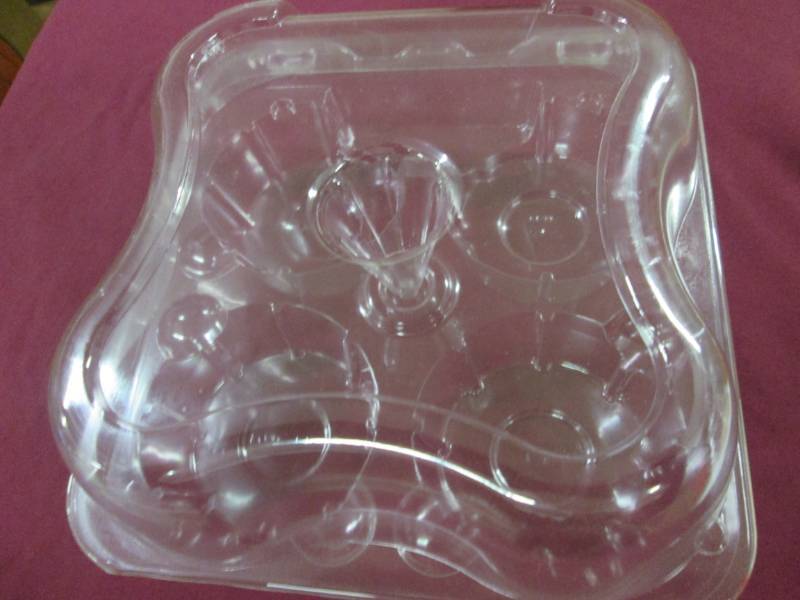 lot 74 image: Case of 300 Jumbo Muffin 4ct Plasti...