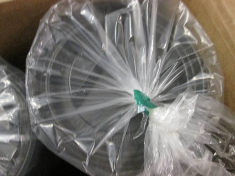 lot 172 image: Case of 1000 Black Lids for 24 oz S...