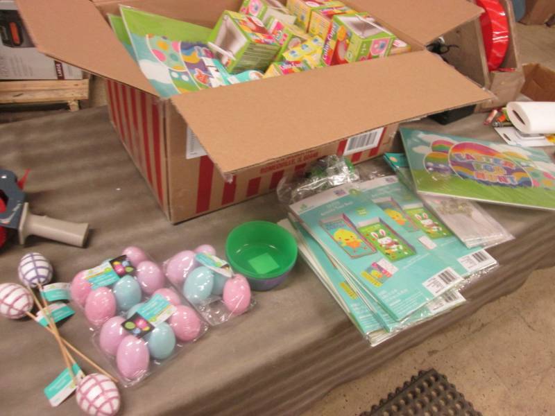 lot 296 image: Color Cups, Treat Bags, Easter Egg ...