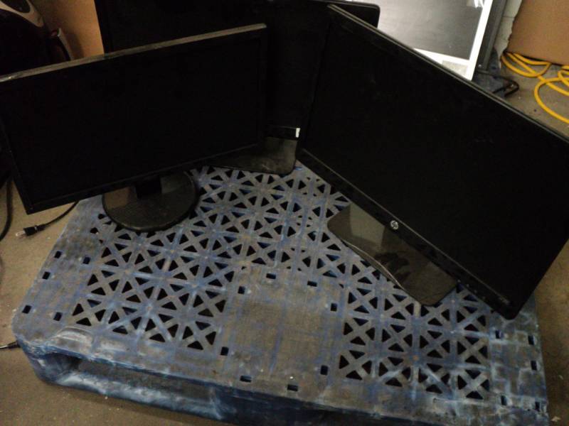 3 Monitors...