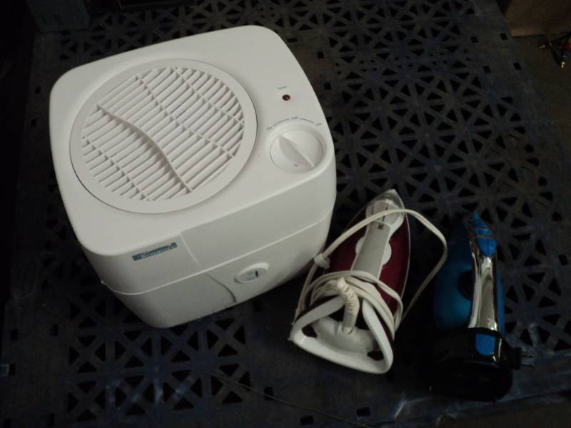 Kenmore Humidifier and 2 irons Pow...