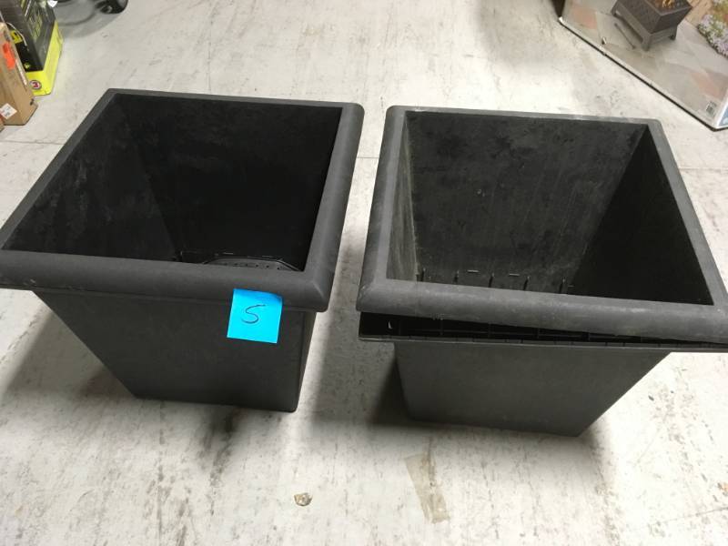 Tierra Verde Piazza 22.2 in. x 20 in. Slate Rubber Self-Watering Planter QTY 2 ONE SEE PIC DAMAGE